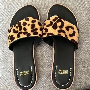 EUC Johnston & Murphy adorable cheetah print shoes, size 6.5